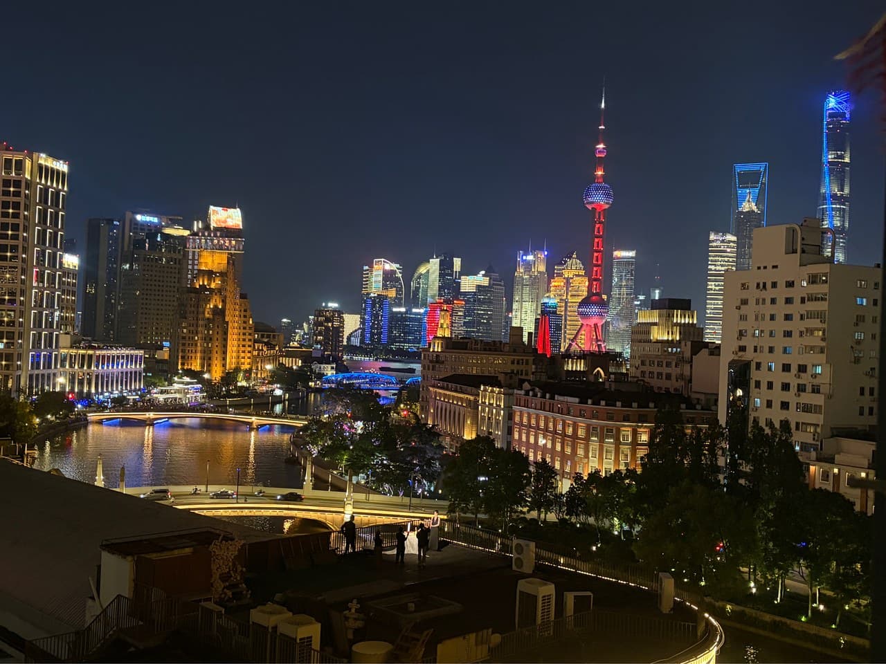 The guest rooms directly face Shanghai, offering excellent views both day and night.