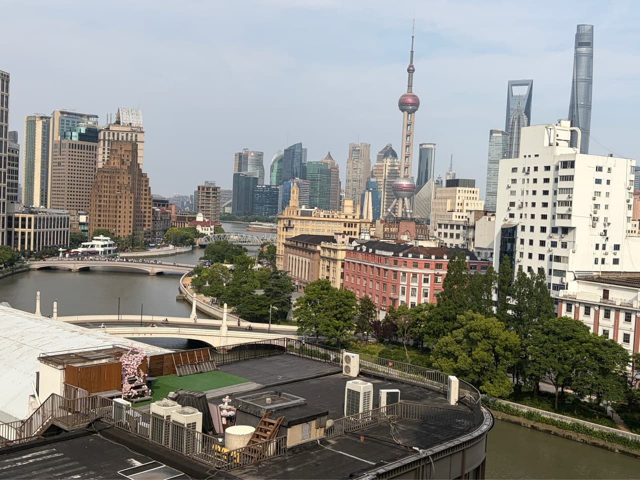 The guest rooms directly face Shanghai, offering excellent views both day and night.