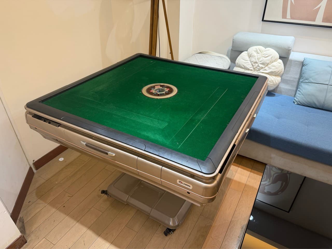The living room has a mahjong machine, which provides good privacy.