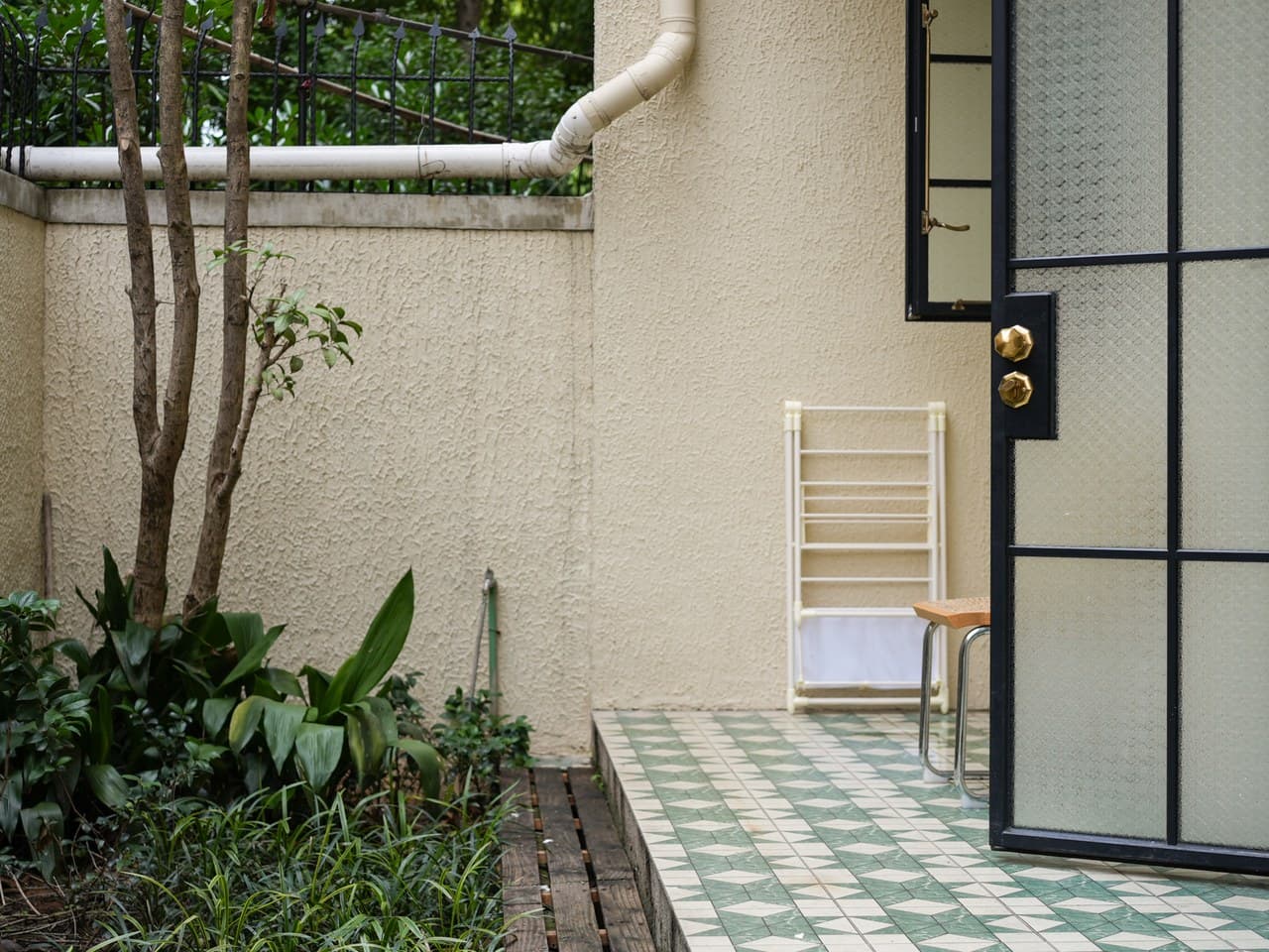 The ground floor has a separate entrance and an open courtyard.