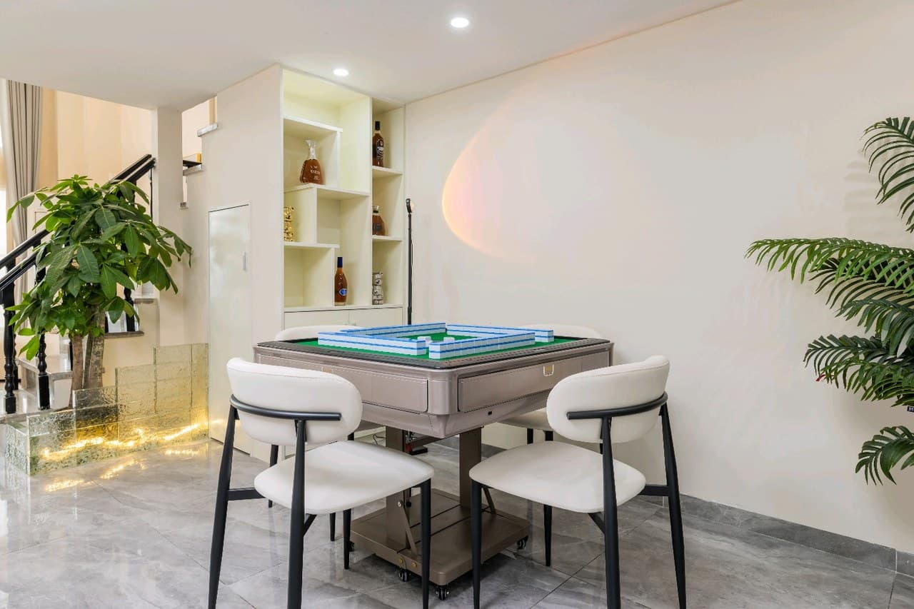 Playing, parties, gatherings, business trips, mahjong