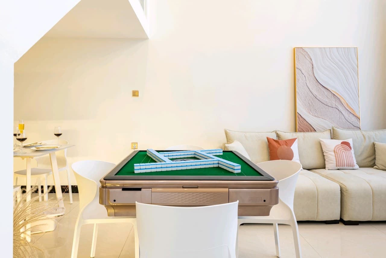 Playing, parties, gatherings, business trips, mahjong