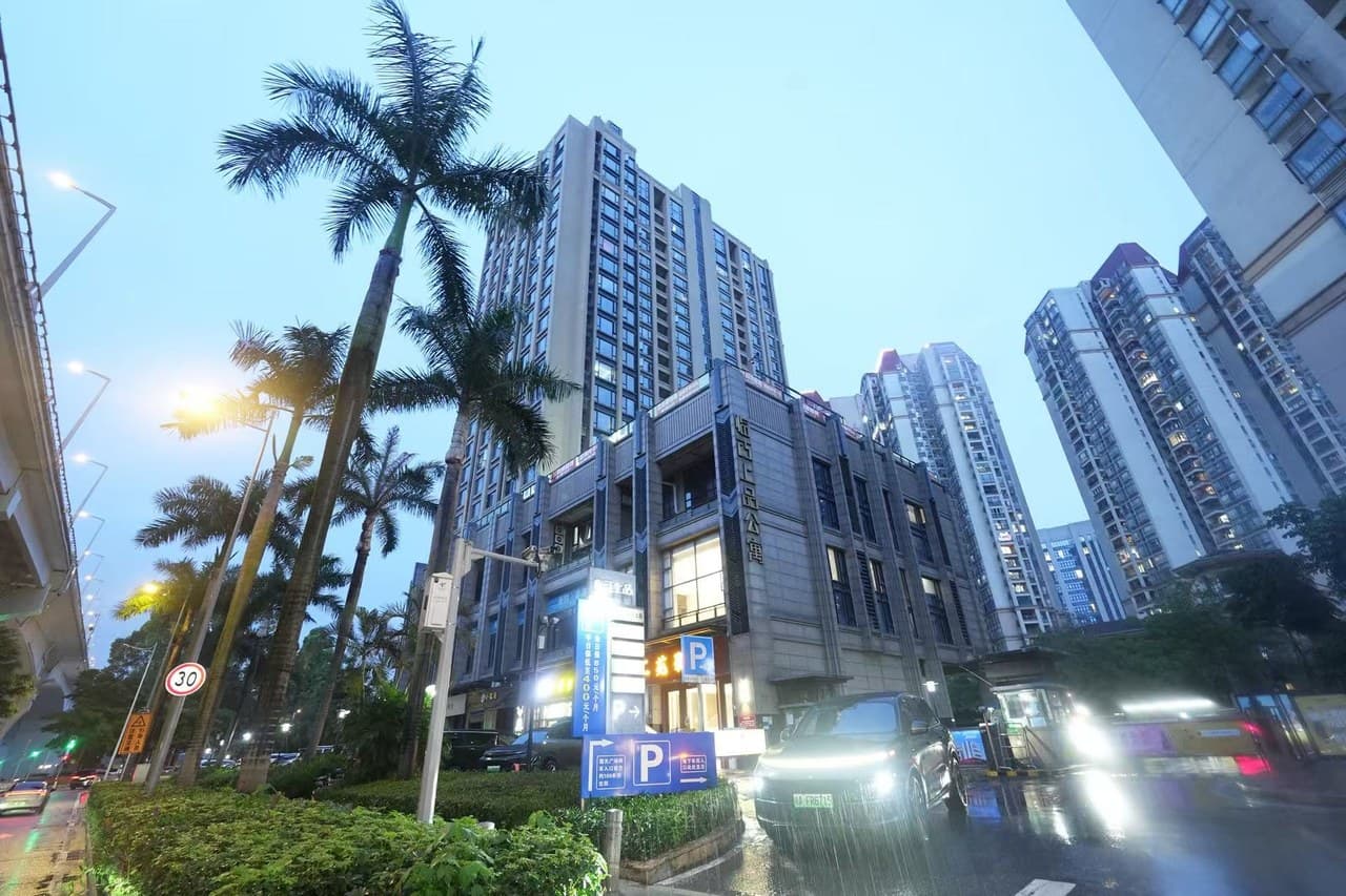 Located next to the financial district, it boasts a wide variety of delicious food options.