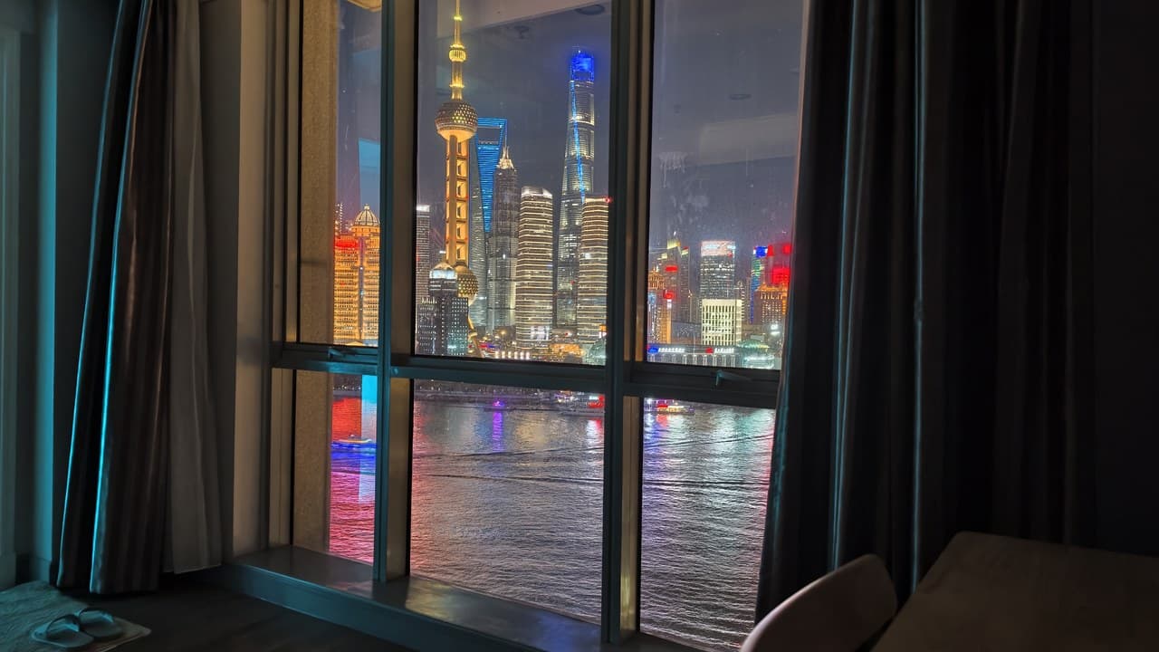 20th floor with unobstructed river views, overlooking Lujiazui