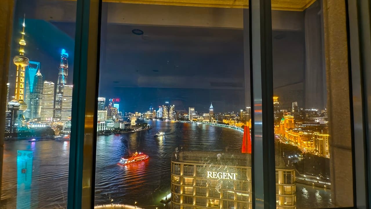 20th floor with unobstructed river views, overlooking Lujiazui
