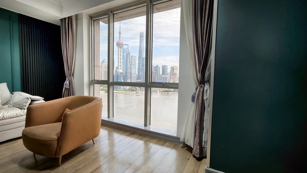 20th floor with unobstructed river views, overlooking Lujiazui