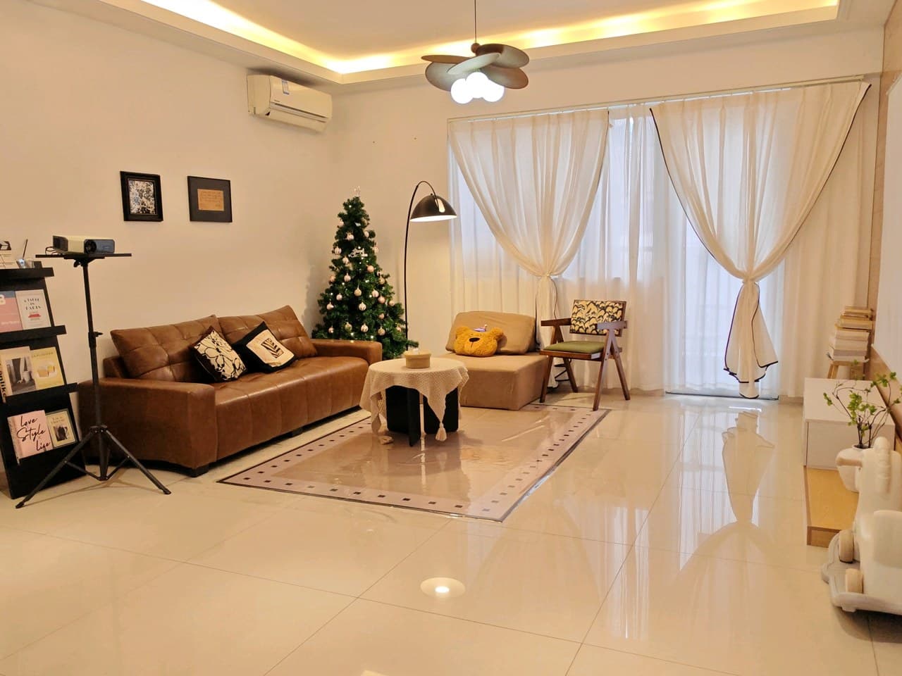 180 square meter large apartment with 5 bedrooms, 3 bathrooms and 2 living rooms