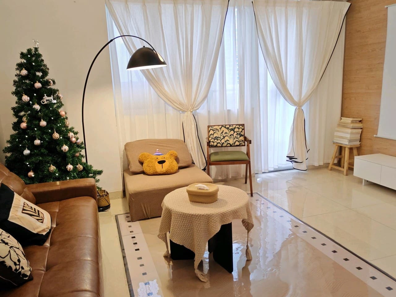 180 square meter large apartment with 5 bedrooms, 3 bathrooms and 2 living rooms
