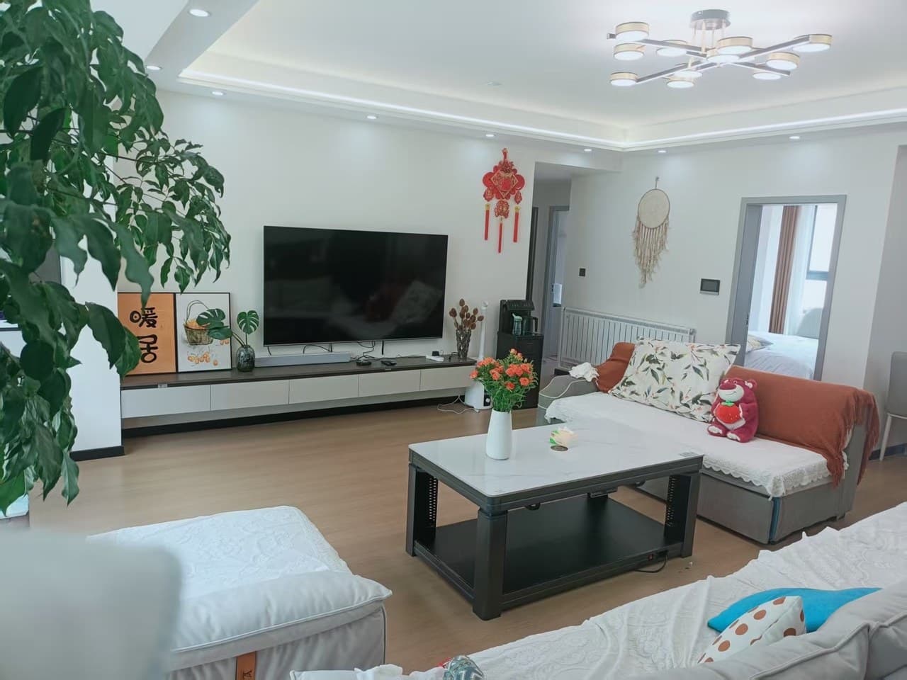 120㎡ spacious three-bedroom apartment with elevator access, offering a wide and open living space.