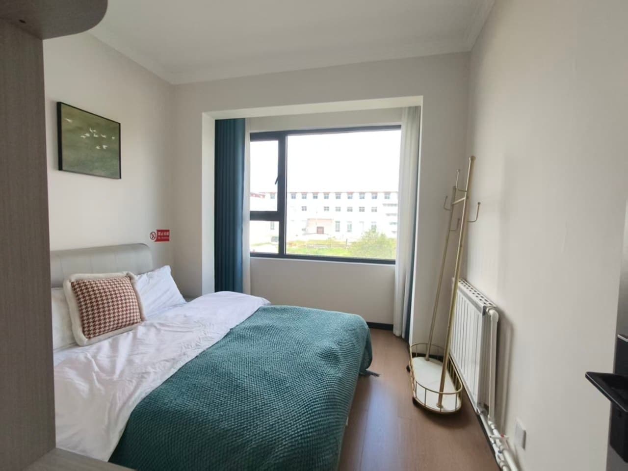 120㎡ spacious three-bedroom apartment with elevator access, offering a wide and open living space.