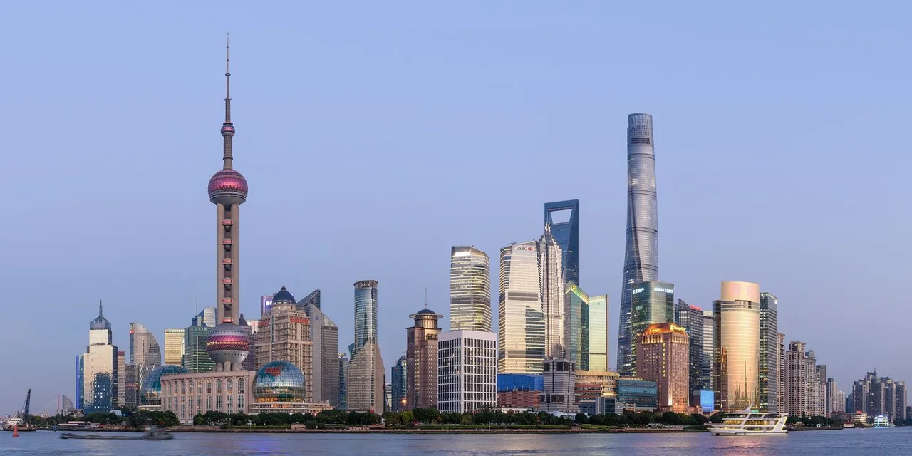 上海外滩滨江与城市天际线