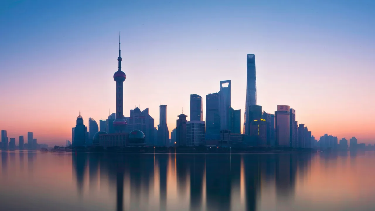 晨光中的上海天际线与黄浦江