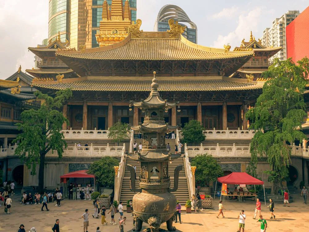 上海豫园的传统亭台与园林建筑